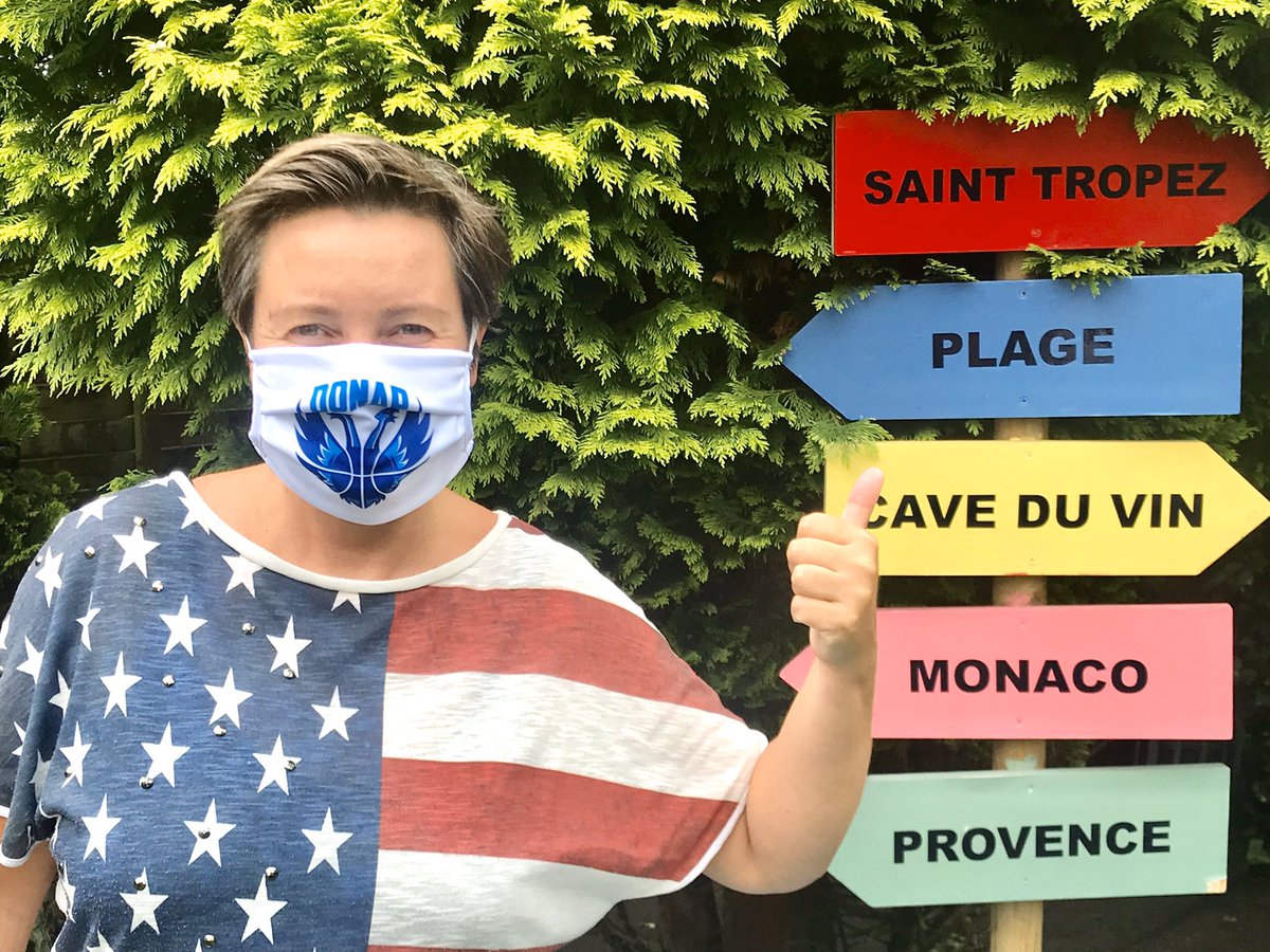 Ook Frankrijk heeft zijn grenzen geopend dus nu de koffers aan het pakken. Tja, en wanneer je dan toch een mondkapje moet dragen, dan meteen maar een hele gave! @donar_official mondkapjes zijn te bestellen in de @donar_fanshop! 
#donar #together #donarshop #Mondkapje #Kapdrveur