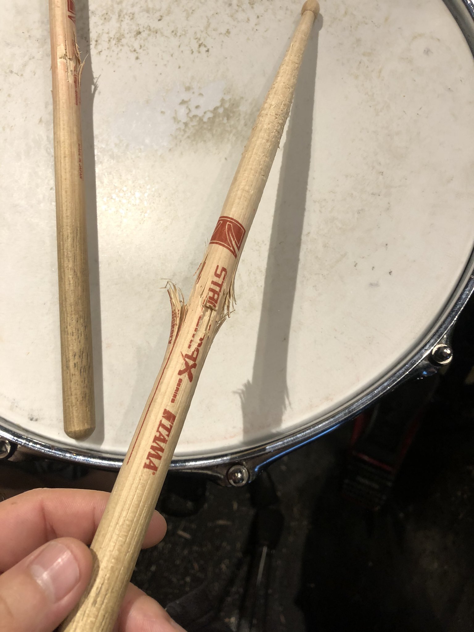 フリーザック ドラム叩いてます 俺 東京出てくるまでリムショット知らなかったから なんで東京のドラマーはスティックの真ん中がささくれ立ってるんだろう と疑問だったよ