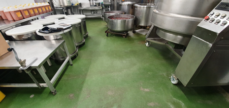 PolycoteUK's tweet image. To get this lovely floor finish, we first had to strip off an existing failed latex screed and prepare the floor by grinding. Then primed the floor with our oil-tolerant primer as a sealer then finished it with this amazing 6mm polyurethane screed.
#epoxyresin #polycote #puscreed