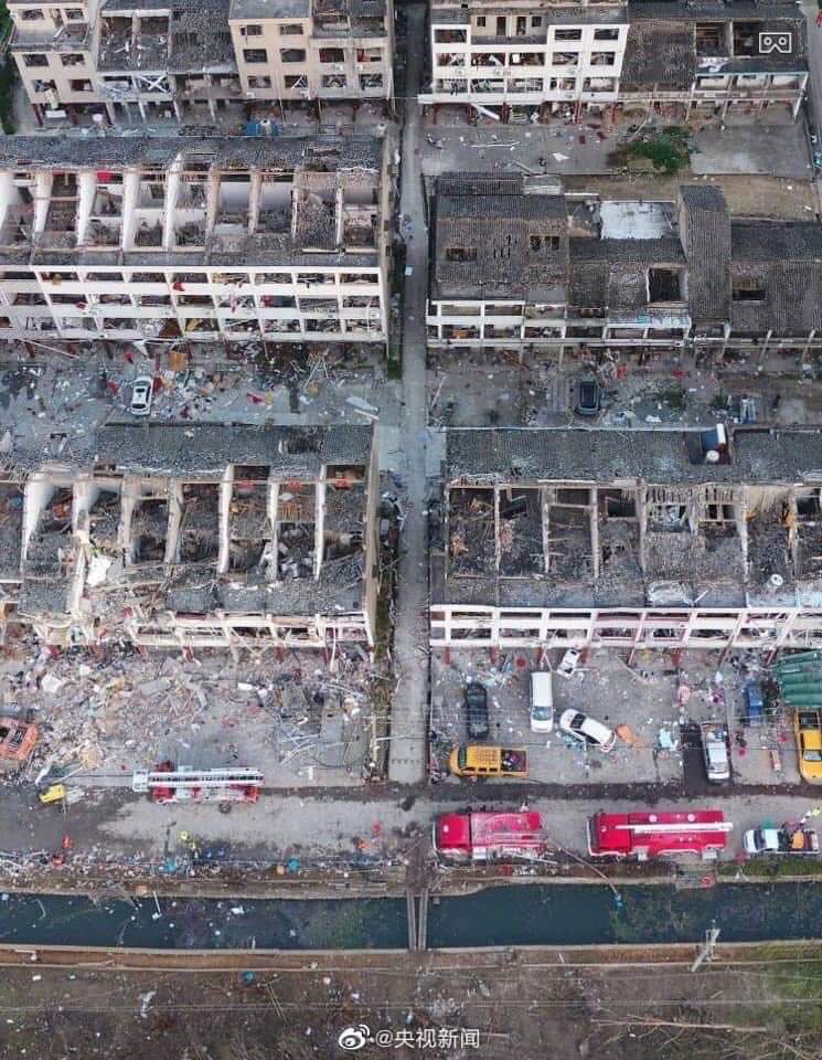 Lelechen945's tweet photo. 浙江省 油罐車 炸成這樣！中共官方說只死19人！你信嗎？ https://t.co/v1yY7uvsMH