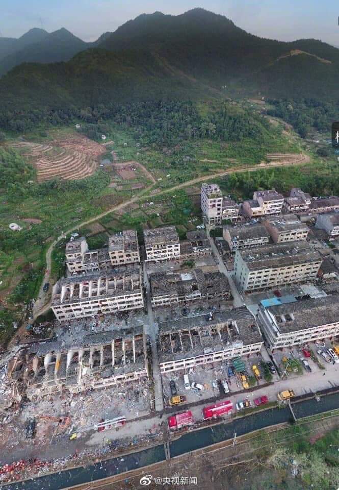 Lelechen945's tweet photo. 浙江省 油罐車 炸成這樣！中共官方說只死19人！你信嗎？ https://t.co/v1yY7uvsMH