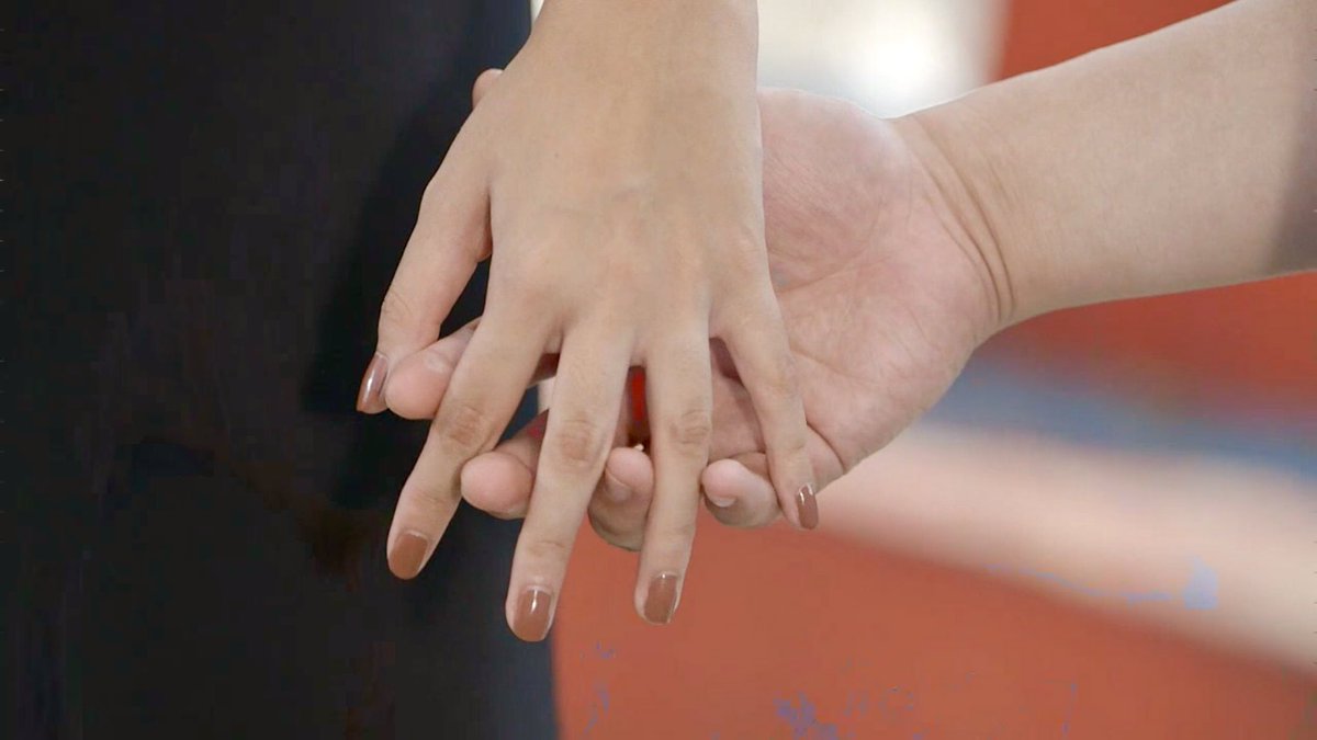 gummy_kook7's tweet photo. Aaaww the way they held hands. 🥰 
This is LizQuen’s fave holding hands position. Always intertwined. 💛☺️

Yiieee leche kinikilig amp sa HH 😂

#serten
#dolceamoremarathon
#LizQuen https://t.co/GPjmeCO6pc