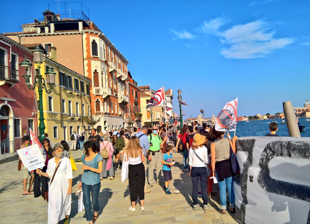 LJ_Pritchard's tweet photo. #Protest on the #Zattere for a #sustainable #future for #Venezia. #Futuristica and #NoGrandiNavi aka no #CruiseShips in the #lagoon #ZonaRossa for the #citizens of #Venice. https://t.co/yAU474MCbp