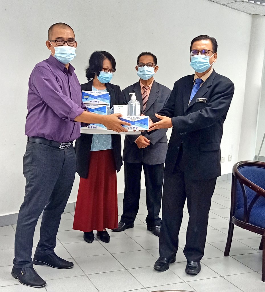 PPDKotaBelud's tweet photo. Penyerahan kepada SMK Taun Gusi II. https://t.co/FFDoOAMorC