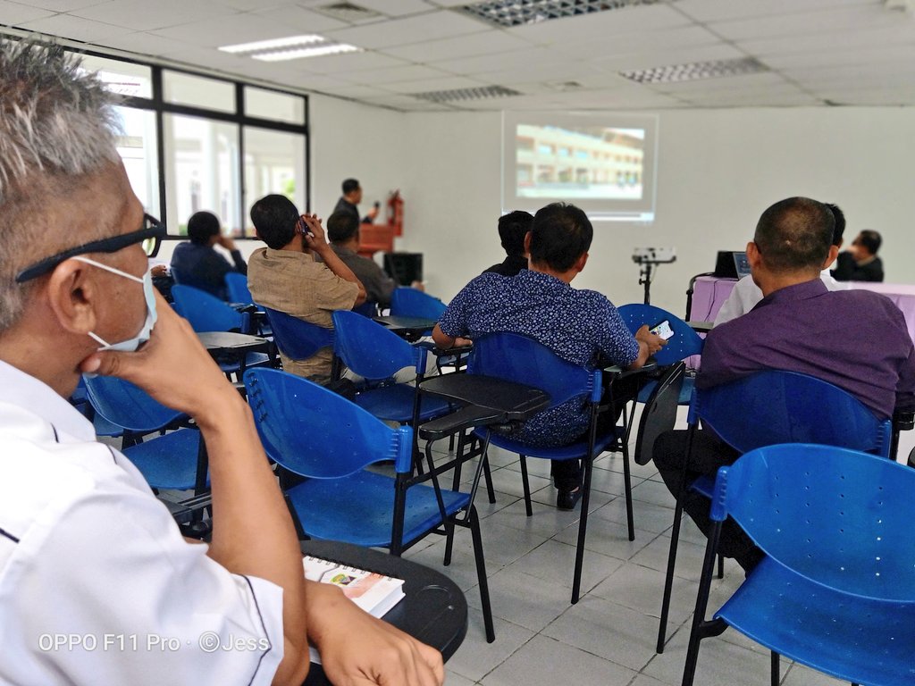 PPDKotaBelud's tweet photo. Penyerahan kepada SMK Taun Gusi II. https://t.co/FFDoOAMorC