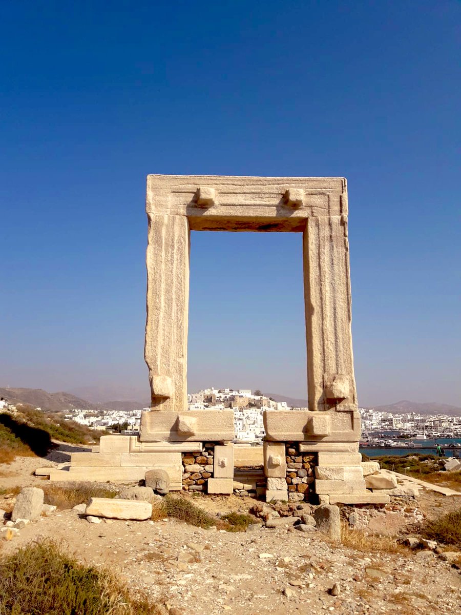 Hey everyone! My name’s Evan aka  @LevineRx & I’m talking over  #twitteristorian to tell you about the  #archaeology of  #Greece’s Cycladic islands! I just docked on  #Naxos for 2 weeks of fieldwork, so you’ll be getting it from the source! But today’s  #thread is for introductions 1/7