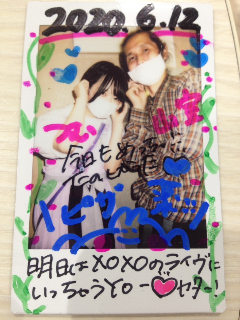 newwankusama's tweet photo. 先週末、やっとツーショチェキ復活
といってもぺしゅもはビニール一枚隔ててだが
一応誕生日プレゼントも渡せた
つむはキスエクの生バンド見学前日のコメント
買ったばかりのDVD即配布芸も https://t.co/IWvbNCxEJi