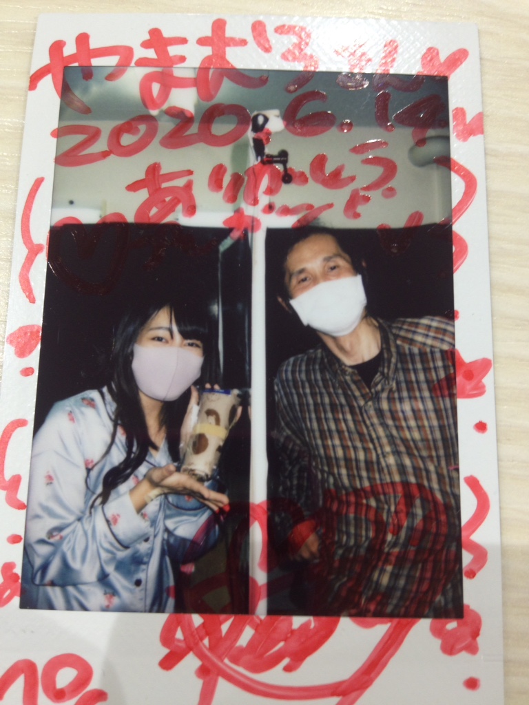 newwankusama's tweet photo. 先週末、やっとツーショチェキ復活
といってもぺしゅもはビニール一枚隔ててだが
一応誕生日プレゼントも渡せた
つむはキスエクの生バンド見学前日のコメント
買ったばかりのDVD即配布芸も https://t.co/IWvbNCxEJi