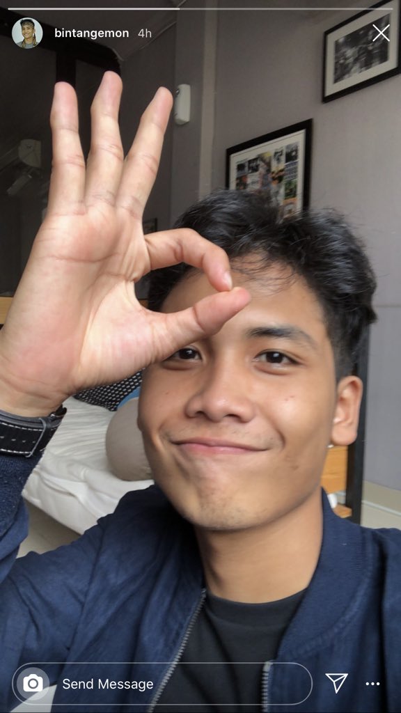 bysvoid's tweet photo. tangan mengatakan:
“im okay with this”
mata dan senyumannya mengatakan: 
“im not okay with this”
semangat terus bung @bintangemon banyak warga indonesia yg stand behind you, bro.
#BINTANGEMONBESTBOY https://t.co/9IKgMVdaDo