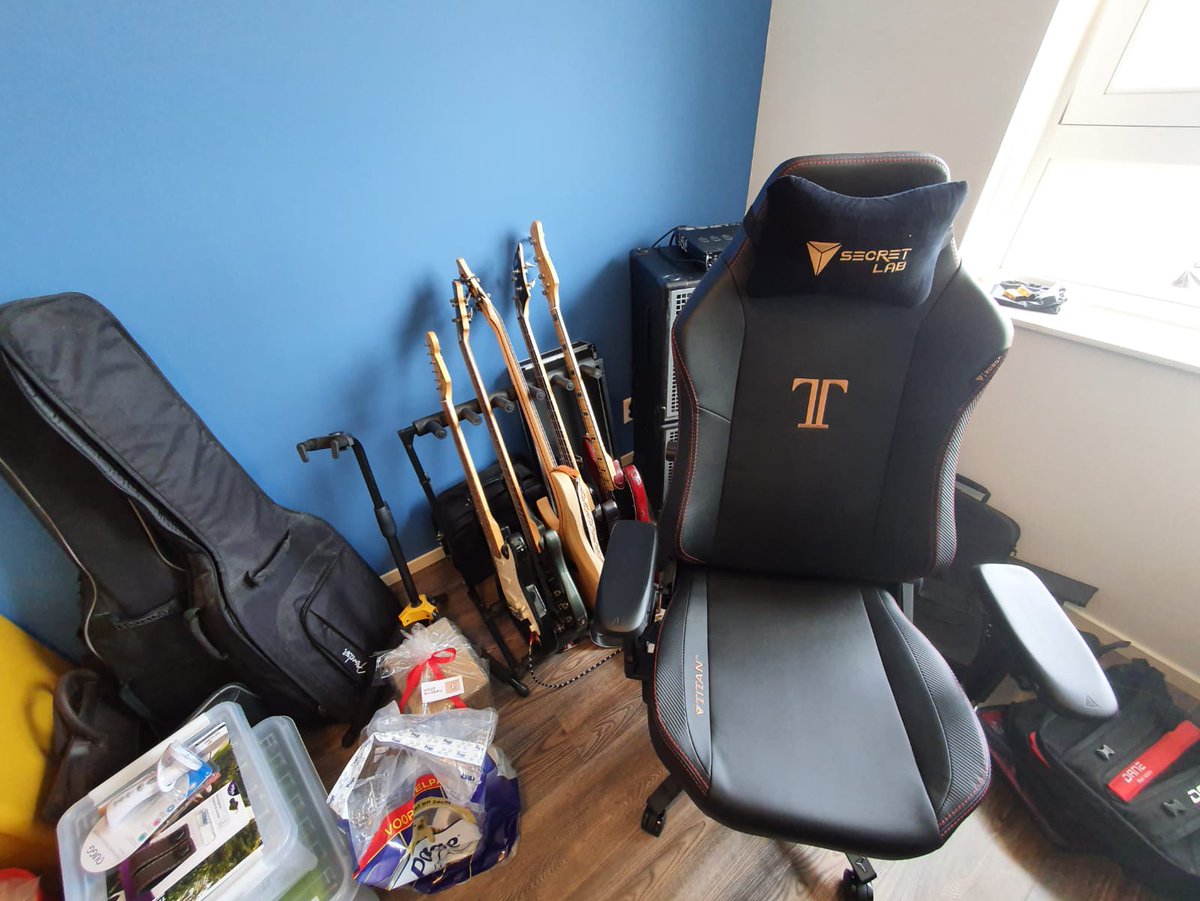 squallkitty's tweet image. new chair finally in my new home #secretlab