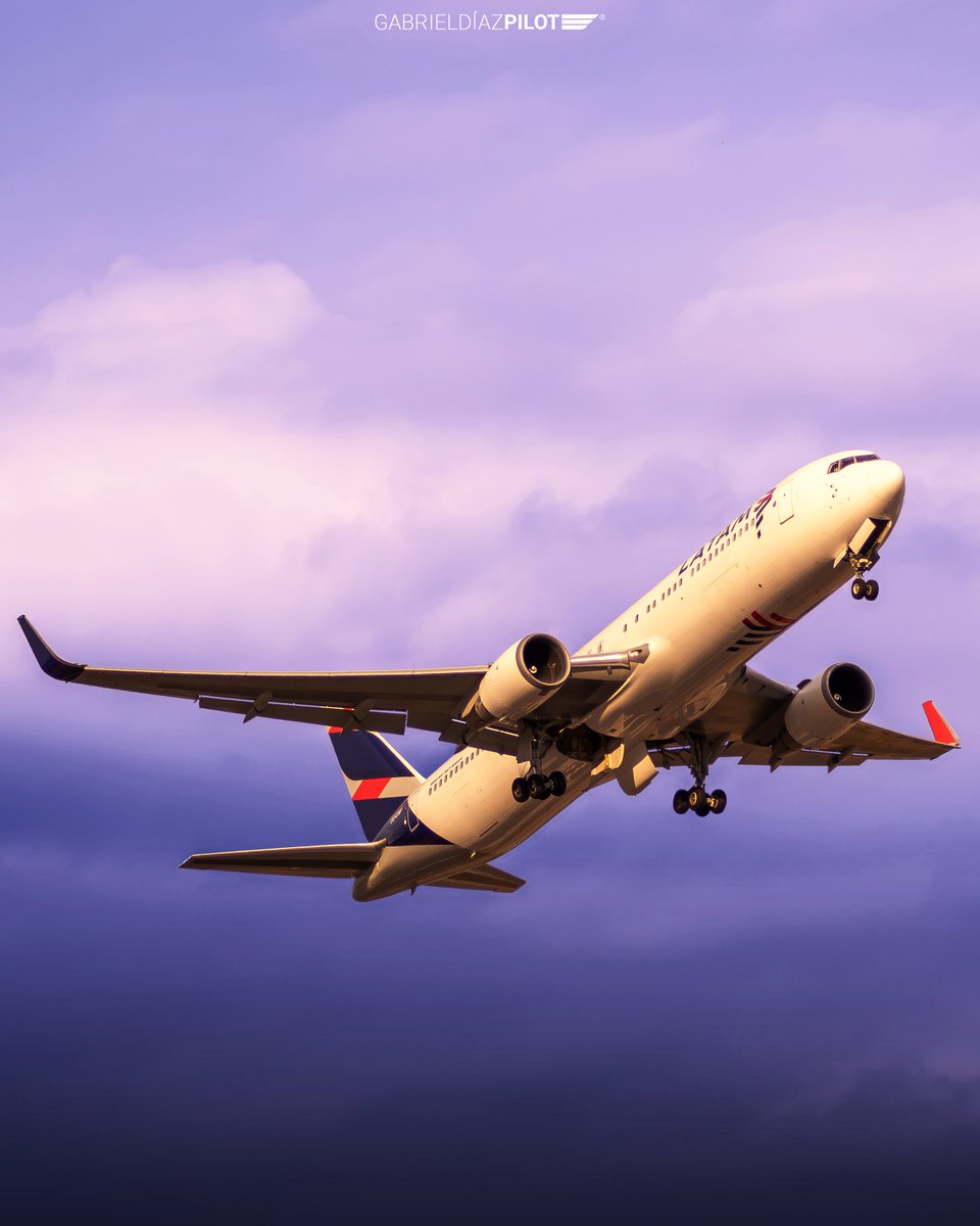 GabrielSD97's tweet photo. A colorful takeoff to end the day 🛫
•••
✈️ Aeronave: B767-316(EF) CC-CXF
🌐 Operador: @LATAM_ECU 
📍 Localización: @Aeropuerto_AAG 
📅 Fecha: 14/11/2019 https://t.co/Pzq4At2zpe