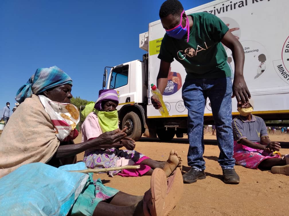 promobileafrica's tweet photo. #Covid19Zim 🛻activation team spreading the message of #SocialDistancing #Handwashing #Sanitizer #MaskUp #GBV during @GoalZimbabwe feeding program in Tanganda & Mutema #Chipinge in partnership with @ZIRP_Zimbabwe @UNICEFZIMBABWE @GroupEcobank @MoHCCZim
#ZeroToleranceToHunger https://t.co/bU7hvhKQk4
