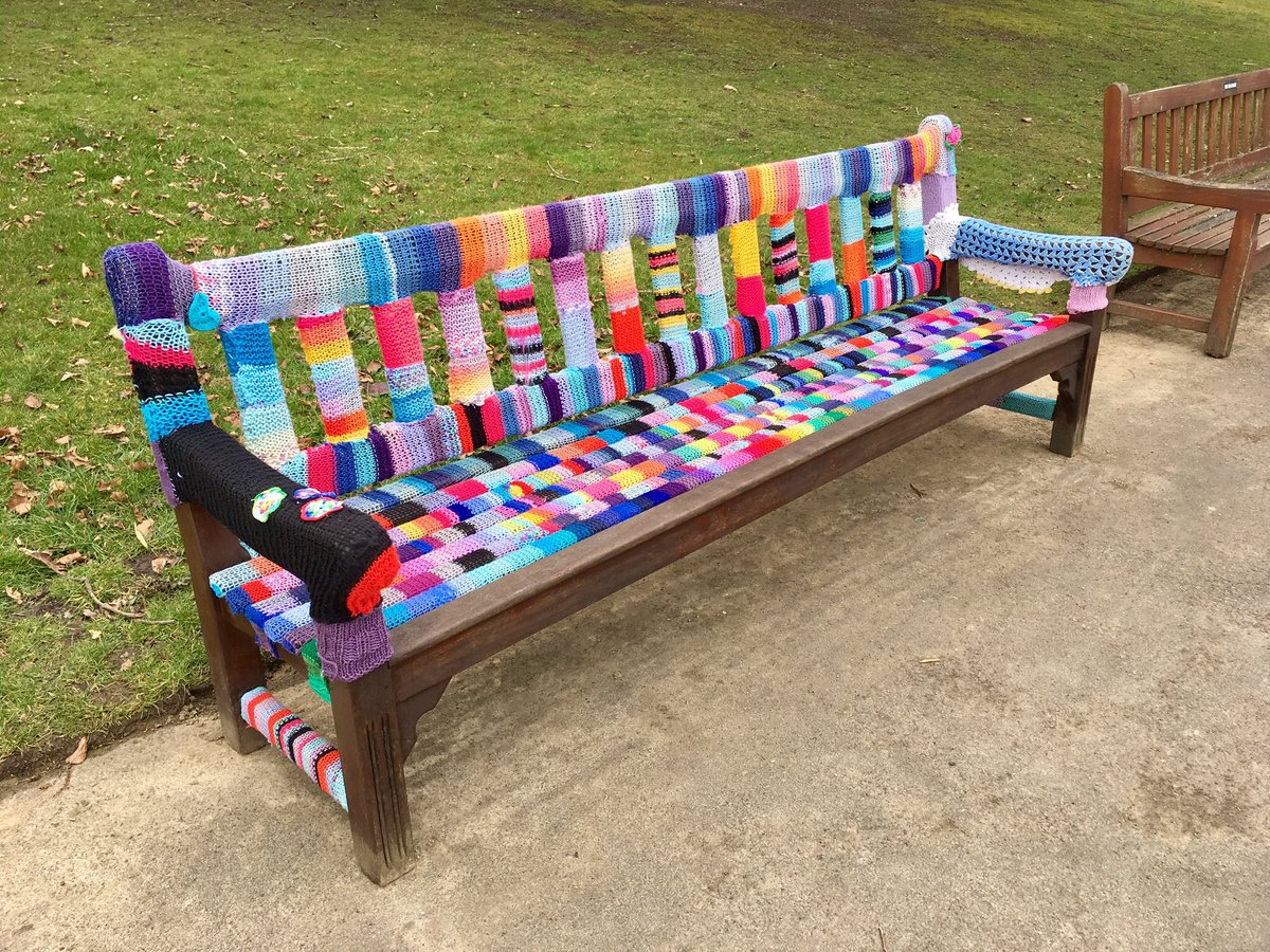 Every summer for the last few years, the daughter of artist Rita McGurn has yarnbombed this bench in Glasgow Botanic Gardens in memory of her mother.  #WomenMakeHistory  @womenslibrary Learn more here:  http://glasgowwestend.today/2017/04/08/bench/