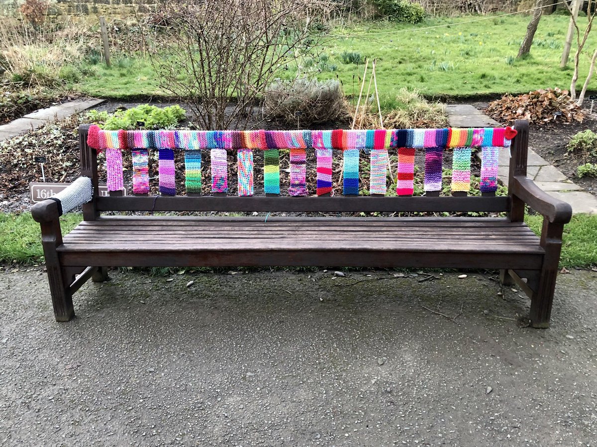 Every summer for the last few years, the daughter of artist Rita McGurn has yarnbombed this bench in Glasgow Botanic Gardens in memory of her mother.  #WomenMakeHistory  @womenslibrary Learn more here:  http://glasgowwestend.today/2017/04/08/bench/