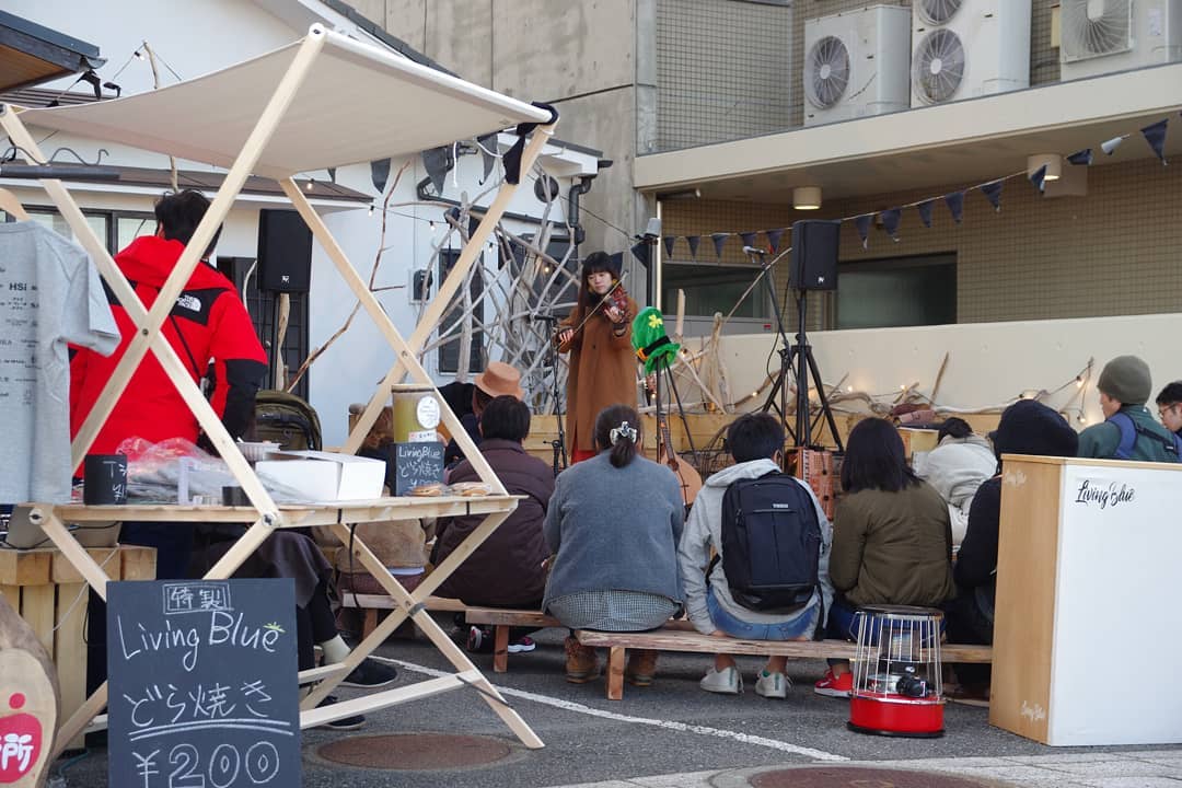 tinystand's tweet photo. デッドストック工務店によって生まれ変わった濱野邸で開催されている宵のLivingBlue
空間を引きしめることが可能です。

#numazu
#shizuoka
#tinystand
#タイニースタンド
#木製屋台
#遊休空間活用
#屋台 https://t.co/KhKjd3WiJ2
