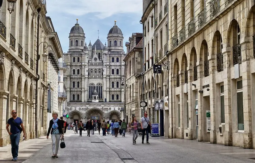 Je profite que Dijon soit en TT pour vous vanter les mérites de la capitale bourguignonne. 
Dijon, c'est aussi une gastronomie, un patrimoine historique et culturel, un centre ville piéton et une #SmartCity. Métropole à taille humaine, c'est une des villes les plus agréables. 😉
