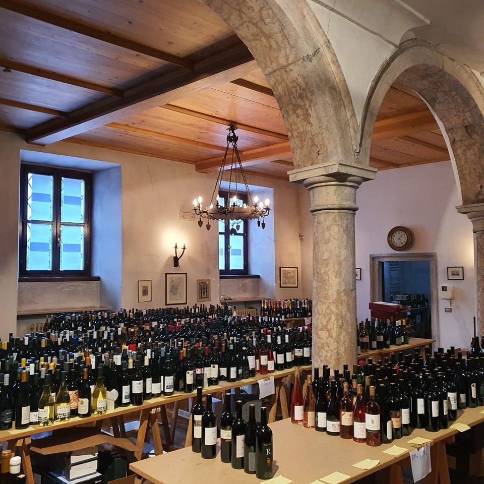 Nelle sale di Palazzo Trautmandnsorf si ritorna alla "normalità": 
oggi iniziano le degustazioni per le guide enologiche con 3000 bottiglie presentate da 87 aziende del Trentino.

Buon lavoro a tutti i degustatori 🍇🍷🥂🍾