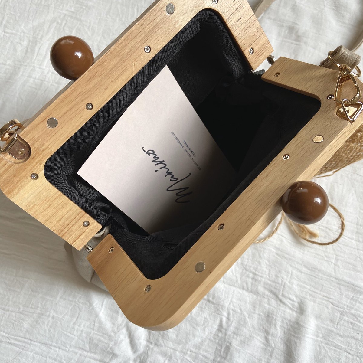 【Pale bag】

木製のがま口が暖かみのあるショルダーバッグが仲間入り🌹

スマホやミニウォレット、ちょっとしたコスメを入れてのお出かけにちょうど良いサイズ◎

淡色コーデに合わせやすい色味で一年中使えます✨

【4280yen】