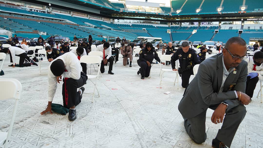 5000RoleModels's tweet photo. More powerful images from the 5000 Role Models Police and Youth Conference joined by @repwilson, mentors, students, and local law enforcement kneeling together on the field at Hard Rock Stadium in a show of unity. https://t.co/ePt03mBrUy