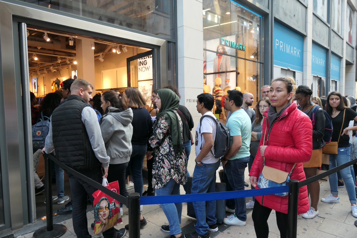 RobGuilding's tweet image. Not sure why there’s a fuss about people queuing outside Primark today. This is Brussels on a normal Saturday afternoon back in 2018