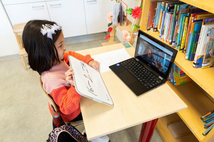 Hoe kunnen we een bijdrage leveren aan kansenongelijkheid in de klas, na lange periode thuisonderwijs? SBB startte met Gemeente DH en Univ. Leiden het project ‘Studenten voor Educatie’ om scholen te helpen de onderwijsachterstanden weg te werken. ad.nl/den-haag/stude… #bbsdh