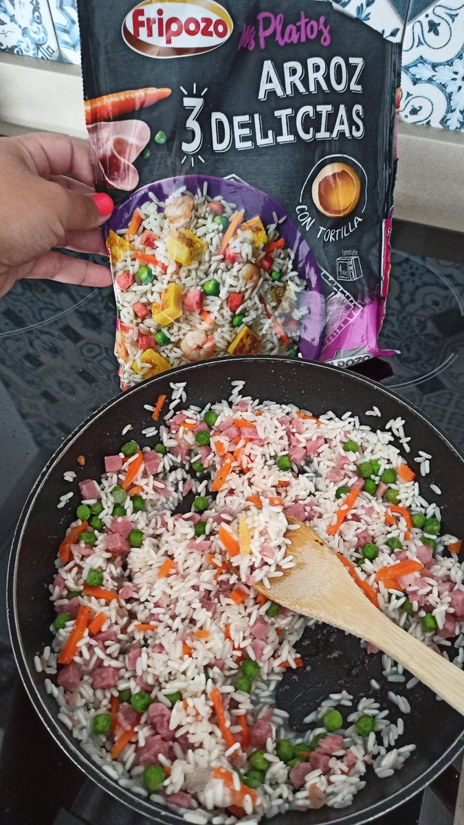 lauriitasegag's tweet photo. @fripozo me parece vergonzoso que se especifique que el arroz tres delicias venga con tortilla y éste sea el único trozo en toda la bolsa 😒 https://t.co/mCaPn5DoX6