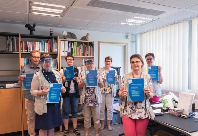 merja_makinen's tweet photo. Tämmöistäkin #koronakevät piti sisällään: ahkeraa (etä)kouluttautumista ja tässä työporukka todistuksineen, ne jotka tänään paikalle ehtivät. #digiajokortti kaikille, osaaminen taas karttui. Kiitos #akepike mainiosta koulutuspaketista.
#jämsänkirjasto https://t.co/qOcxcvqjQz