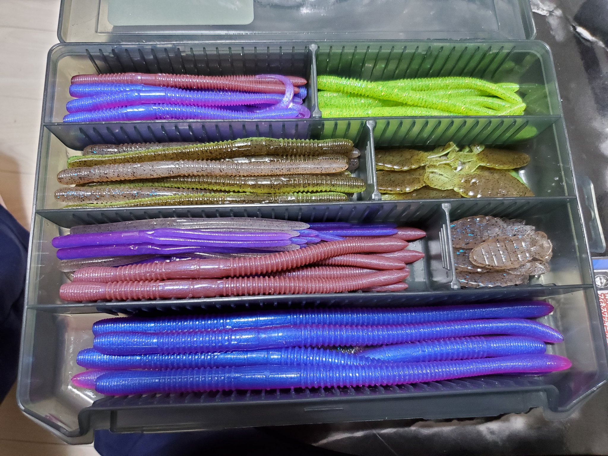 近藤 勝 今日も１日仕事疲れた 仕事から帰ってきて釣り部屋で釣具やルアー ワームの収納についてあーでもないこーでもないと考えてました ワームの収納方法は永遠のテーマです バス釣り 釣り部屋 ワーム収納 T Co Shhk3lam8n