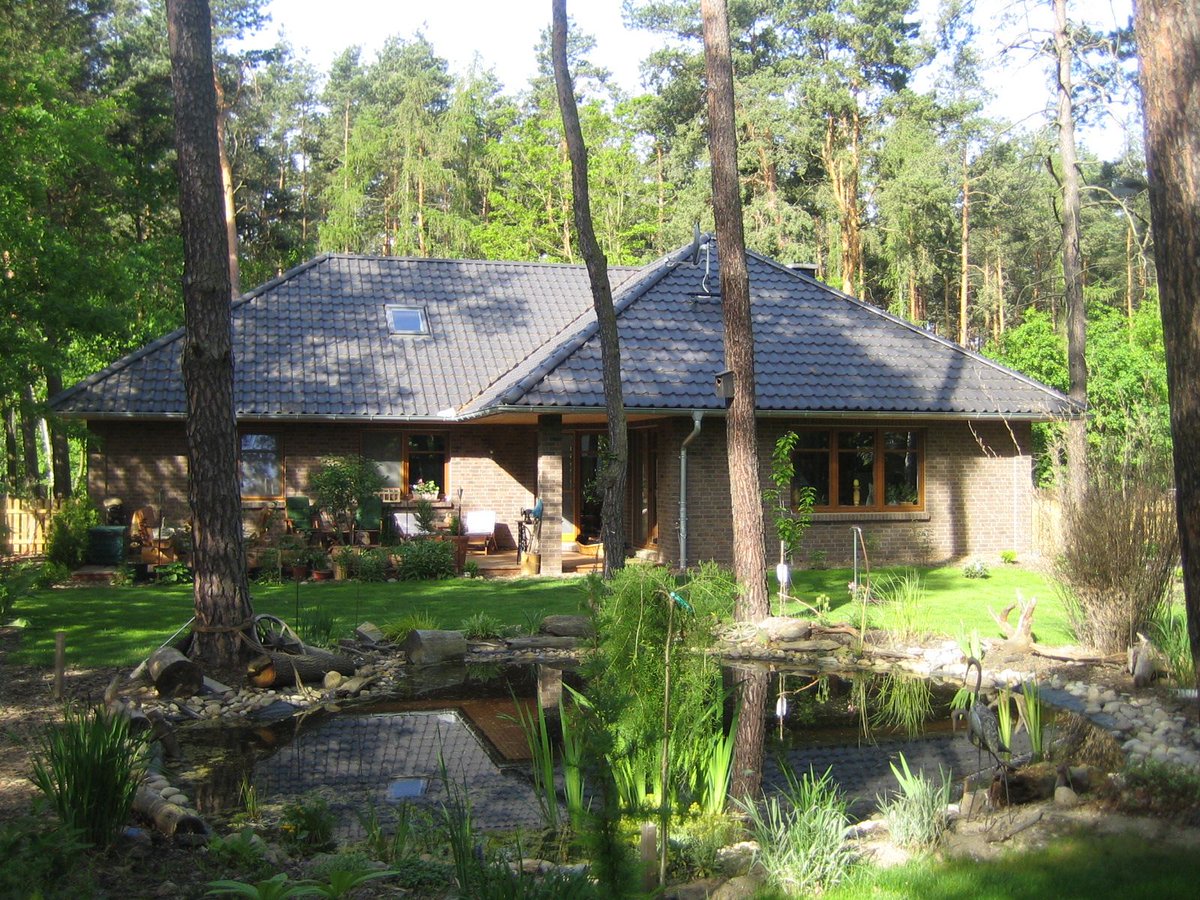 Bauunion1905's tweet photo. Die überdachte Terrasse lädt an heißen Sommertagen zum Verweilen ein. Im Inneren überzeugt der #Winkelbungalow durch seinen Alles-Auf-Einer-Ebene-Grundriss.  Die 1 m breiten Innentüren, runden das Konzept ab. Mehr unter https://t.co/d7AUFhJyDp 🏡 #Bauherrenfoto #Traumhaus #Berlin https://t.co/1IB1JjRydF