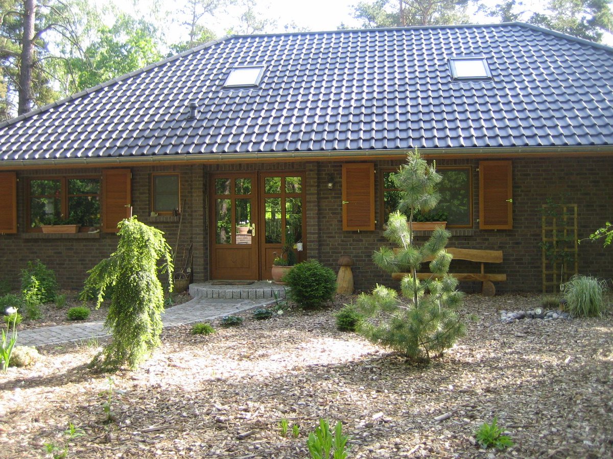 Bauunion1905's tweet photo. Die überdachte Terrasse lädt an heißen Sommertagen zum Verweilen ein. Im Inneren überzeugt der #Winkelbungalow durch seinen Alles-Auf-Einer-Ebene-Grundriss.  Die 1 m breiten Innentüren, runden das Konzept ab. Mehr unter https://t.co/d7AUFhJyDp 🏡 #Bauherrenfoto #Traumhaus #Berlin https://t.co/1IB1JjRydF