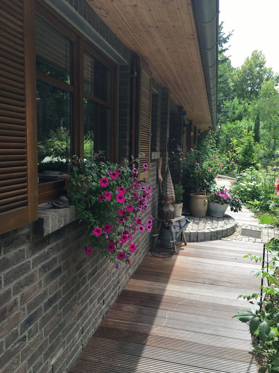 Bauunion1905's tweet photo. Die überdachte Terrasse lädt an heißen Sommertagen zum Verweilen ein. Im Inneren überzeugt der #Winkelbungalow durch seinen Alles-Auf-Einer-Ebene-Grundriss.  Die 1 m breiten Innentüren, runden das Konzept ab. Mehr unter https://t.co/d7AUFhJyDp 🏡 #Bauherrenfoto #Traumhaus #Berlin https://t.co/1IB1JjRydF