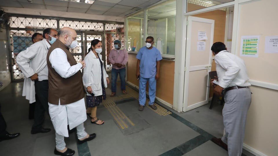blsanthosh's tweet photo. Home Minister @AmitShah visits LNJP Hospital , Delhi to review operations &amp; preparedness. Till to date the Delhi CM @ArvindKejriwal did not find time to visit to hospitals . Governance is never a priority for anarchists . https://t.co/TNKrPilvyS