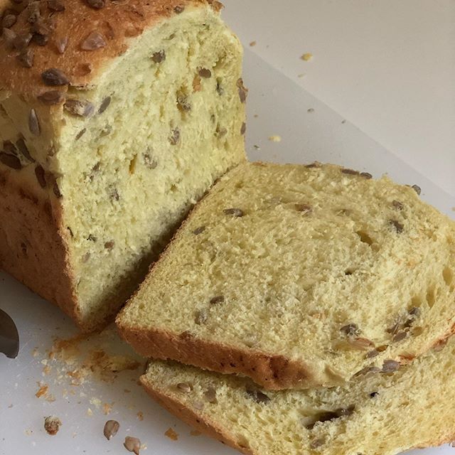 Para la merienda, para desayunar, a la hora de comer o comertelo a pellizcos... Este pan de maíz es una delicia . Lo elaboramos a diario por encargo #pandemaiz #elaboracionartesanal #montequinto #dulcemarie #sevilla #panypiu #masamadre #harinaecologica #pandeverdad