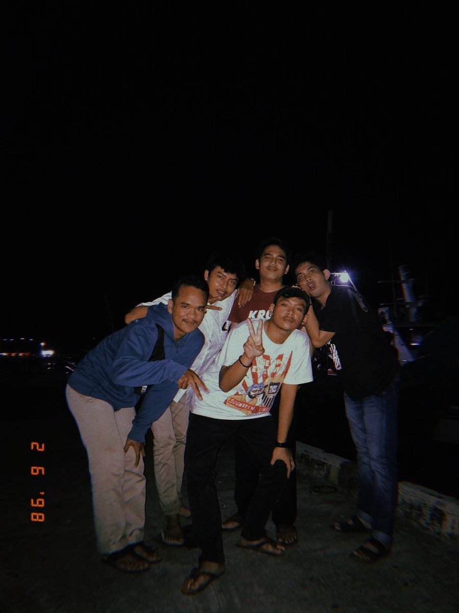 xwonggungx's tweet photo. @intanorii Team foto setaun sekali @beramalll @IlhamDestryandi @massayuuu_  @alvalvndi jingannn !! https://t.co/R3wHtQ1fWn