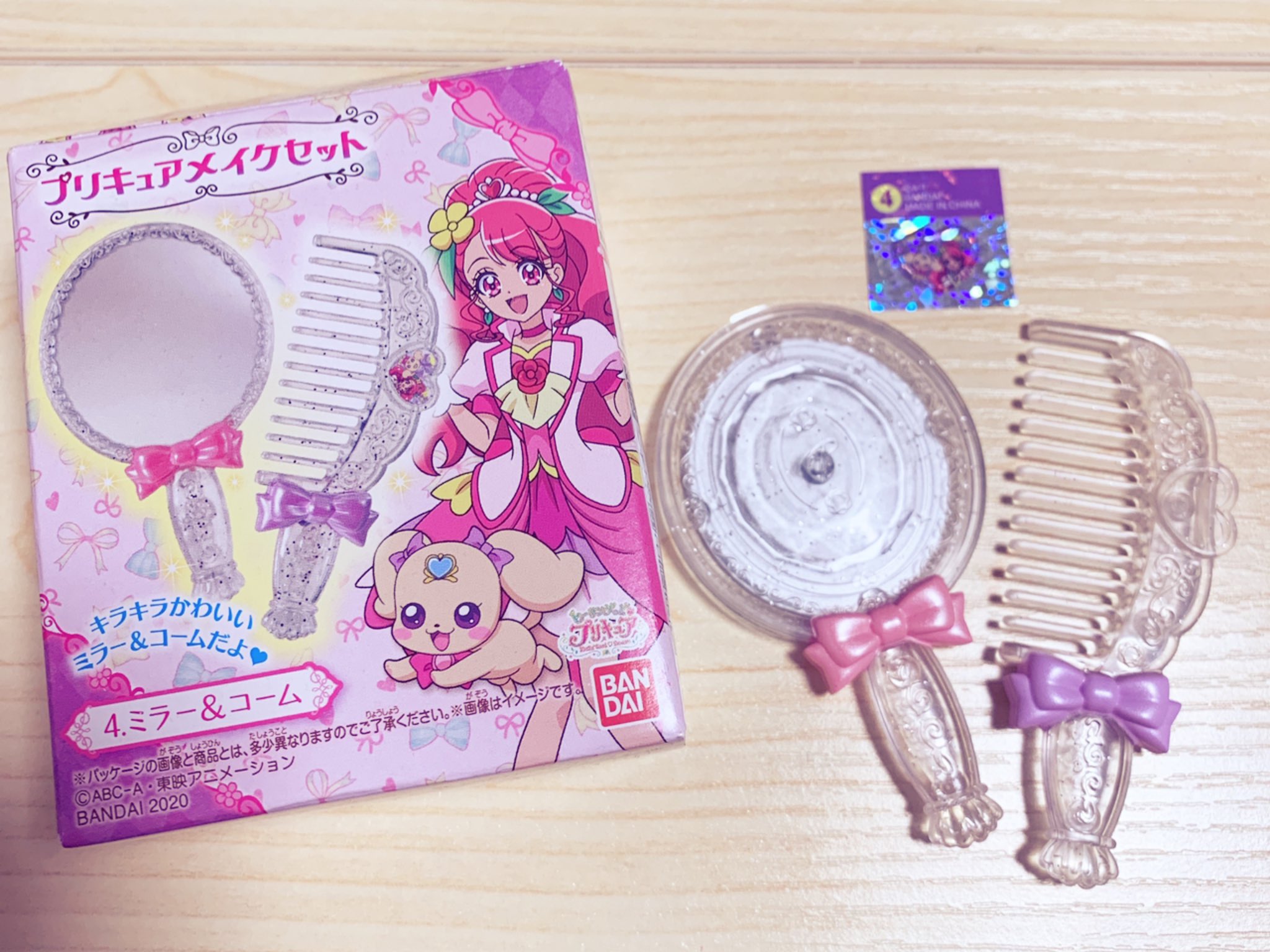 にとき ヒーリングっどプリキュア プリキュアメイクセット 4 ミラー コーム 新規造形 シールがコームのみで小さいので プリキュア要素が薄め サイズが小さめ コームで全長約8センチ なので ドール向きかもしれない リボンの塗装がアクセントになっ