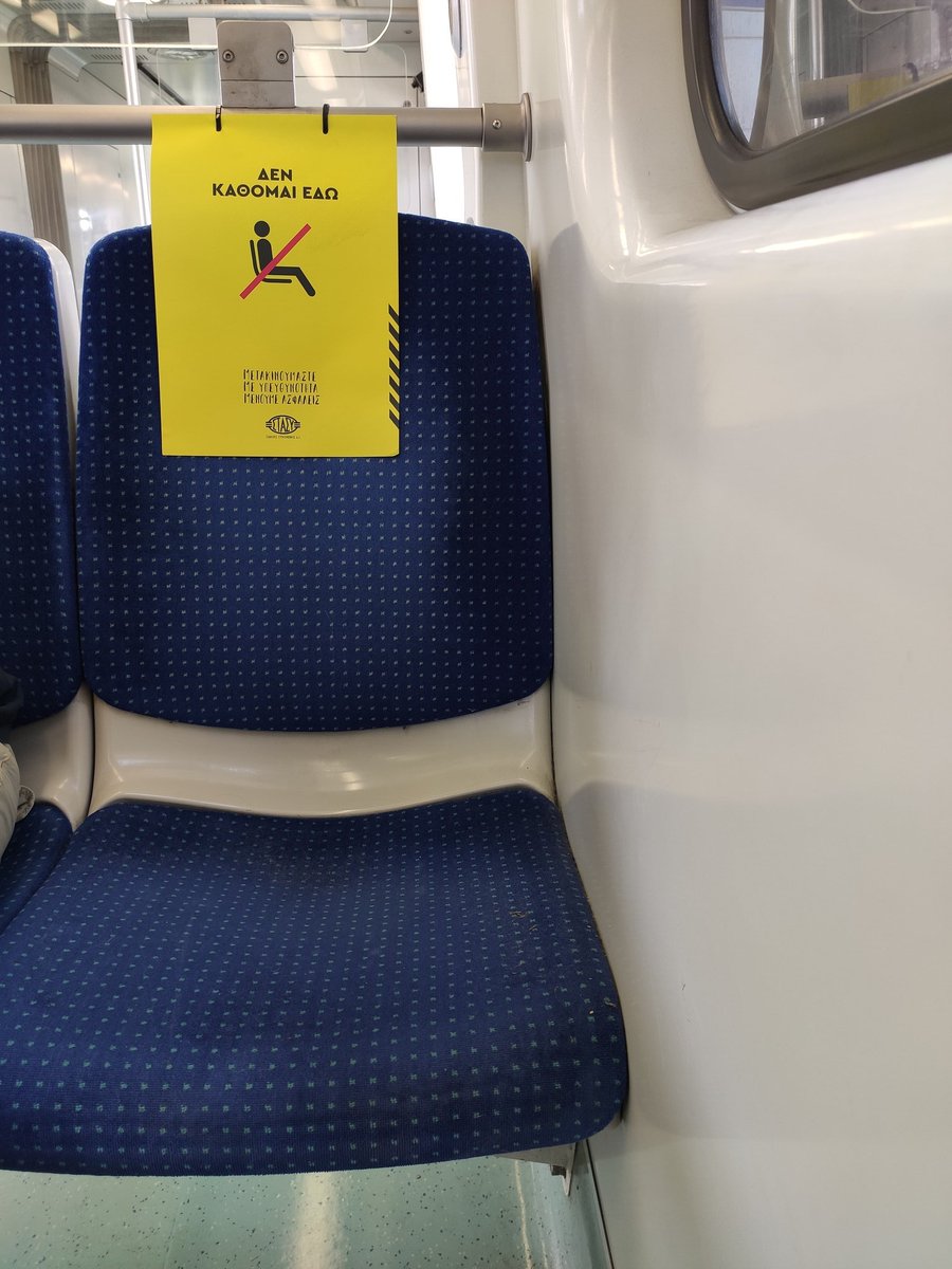 Dans le métro pour le centre-ville d' #Athenes (1h de trajet), des sièges interdits et l'obligation du port de masques largement respectée (à quelques exceptions près)  @RTSinfo
