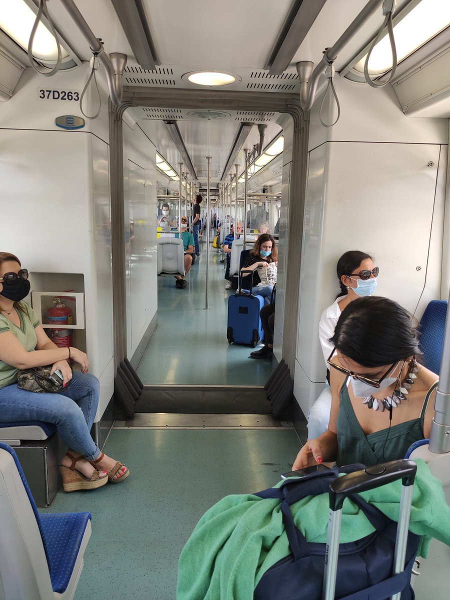 Dans le métro pour le centre-ville d' #Athenes (1h de trajet), des sièges interdits et l'obligation du port de masques largement respectée (à quelques exceptions près)  @RTSinfo
