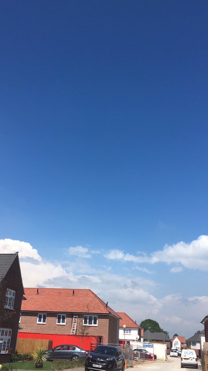 sladenalf's tweet image. Heavy showers they said, better wear jeans today🤔🥵 #WeAreOS #BBCWeather