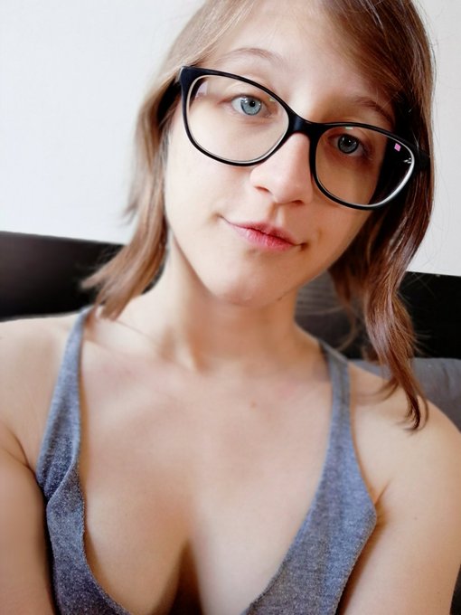 Oh hi I'm online // https://t.co/nlSxQ1quSc https://t.co/xiprRgngrx