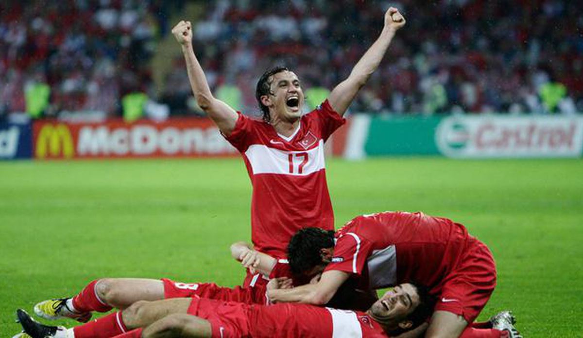 TrScouts'un yeni konsepti "Nostalji Analiz" tam 12 yıl önce bugün Avrupa Futbol Şampiyonaları tarihinin en büyük geri dönüşlerinden birinin gerçekleştiği Türkiye-Çek Cumhuriyeti maçıyla başlıyor. TrScouts ekibinden <a href="/ali_peh/">Ali Pehlivan</a> in hazırladığı maç analizi 👇

🔗trscouts.com/nostalji-anali…