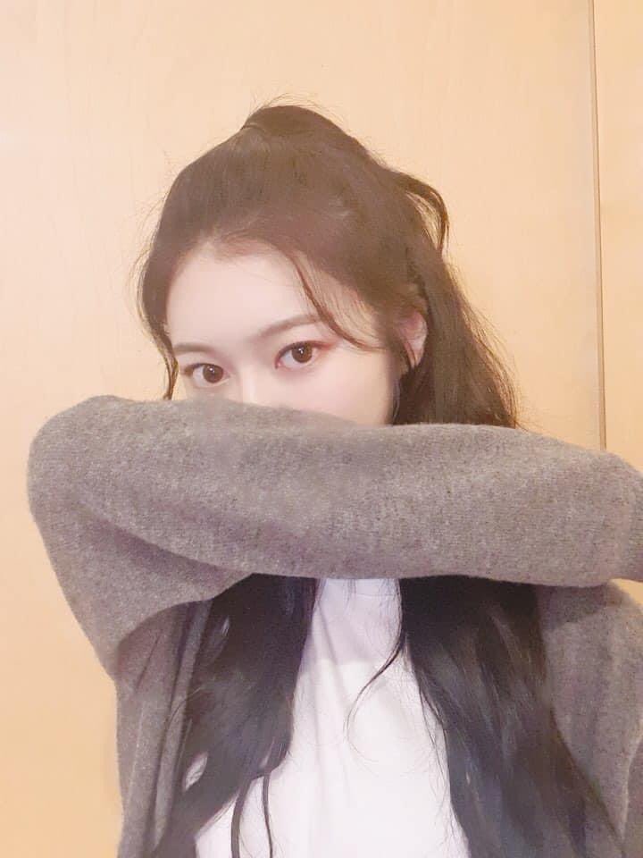 mmldph_official's tweet photo. [#Jane] 
Hello! I'm nominated by Gfriend, Yuju.
Participating in the #Coughing Etiquette Challenge is Jane from MOMOLAND.

The small consideration and habit of covering your mouth with your sleeve, not your hands, when you cough! https://t.co/oxyKeeaPvj