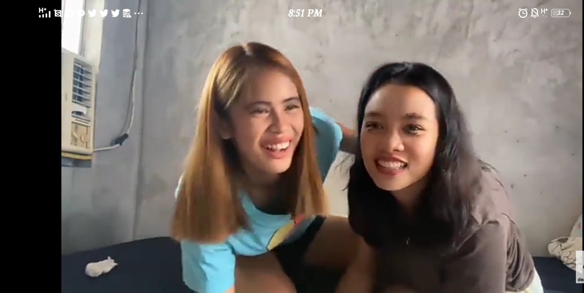 jhen_cadahing's tweet photo. #vlog15 💜💏
. jusko dai,.. Okie na okie pa ako.. Yung wala kang kasama sa kwarto pero tumatawa kang mag isa..
Nayari nah..🙉🙈 "Bakit daw ako tumatawa mag isa" sabi sa kabilang kwarto.. 😂
Sila talaga yung reason.. Thank you po. 😍❤GaWong.
Godbless and stay safe mga idol. https://t.co/odlkaI7VCZ