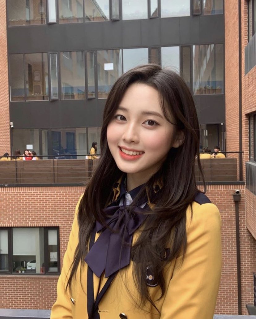 _kimnim's tweet photo. キムナヨンと同じ学校通って「おんに〜〜かっちもごっれ？」って言いながらスクリューバー渡されたい人生だったわ https://t.co/yOz6TjNfT0