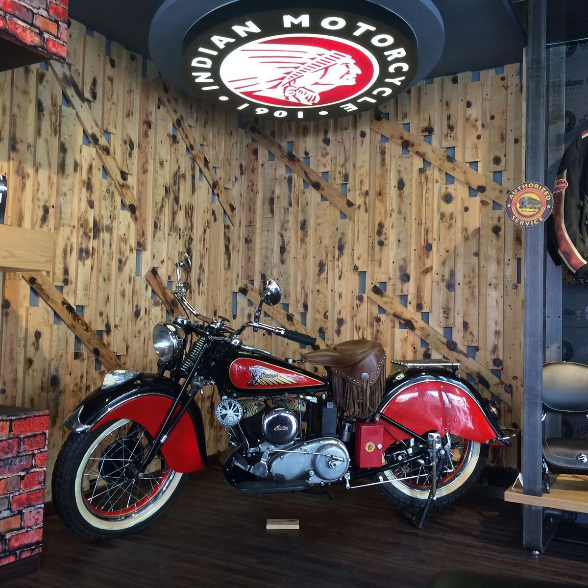 IndianMotorIND's tweet photo. #contestalert

Name this #legend and the year to which it belongs.

The correct answer will win an #excusive Indian Motorcycle #merchandise

Hurry the #contest ends 19th June, Friday.  
#indianmotorcycleindia  #indianmotorcycle #ridingstyle #luxurymotorcycle #legacy #premiumrides https://t.co/wgh7wgLQZl