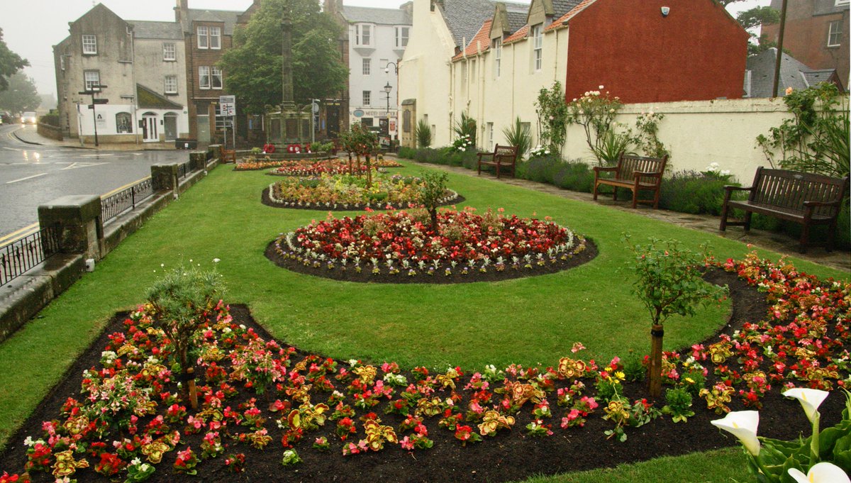 North Berwick war memorial planted out for the summer by East Lothian Council's  Amenity Services gardeners   to its usual high standard. #northberwick @caley_rchs #ourbloom @KSBScotland @Eastlothiancouncil