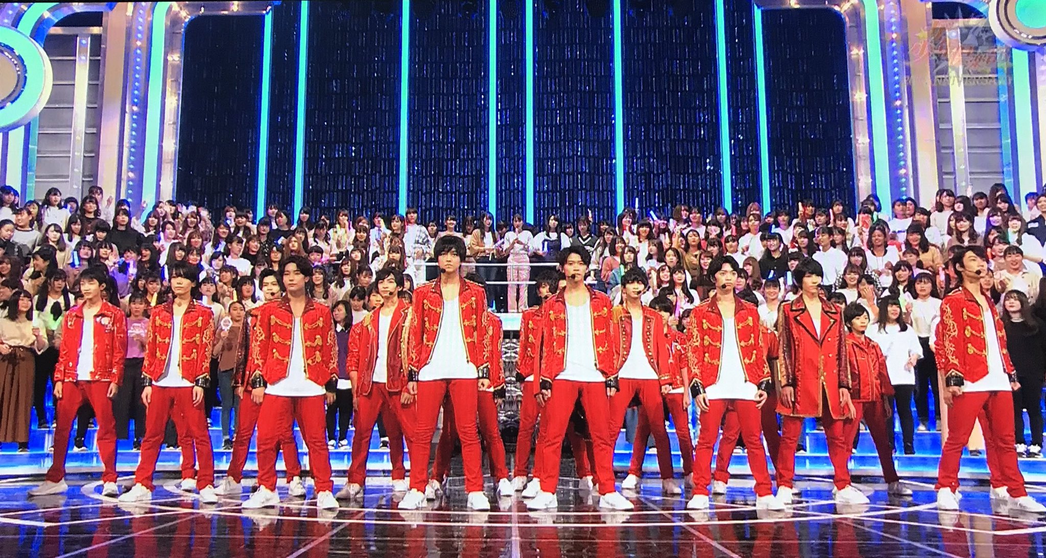 朝食 黄色衣装ってジャニーズ Jr の象徴みたいなところあるから大きな舞台では位置づけ的にも着るのかもしれないけど わたしは一色なら赤衣装がすき 赤衣装 が22人並ぶと圧が凄くてめちゃめちゃかっこいいので T Co Mubr7gkwr2 Twitter