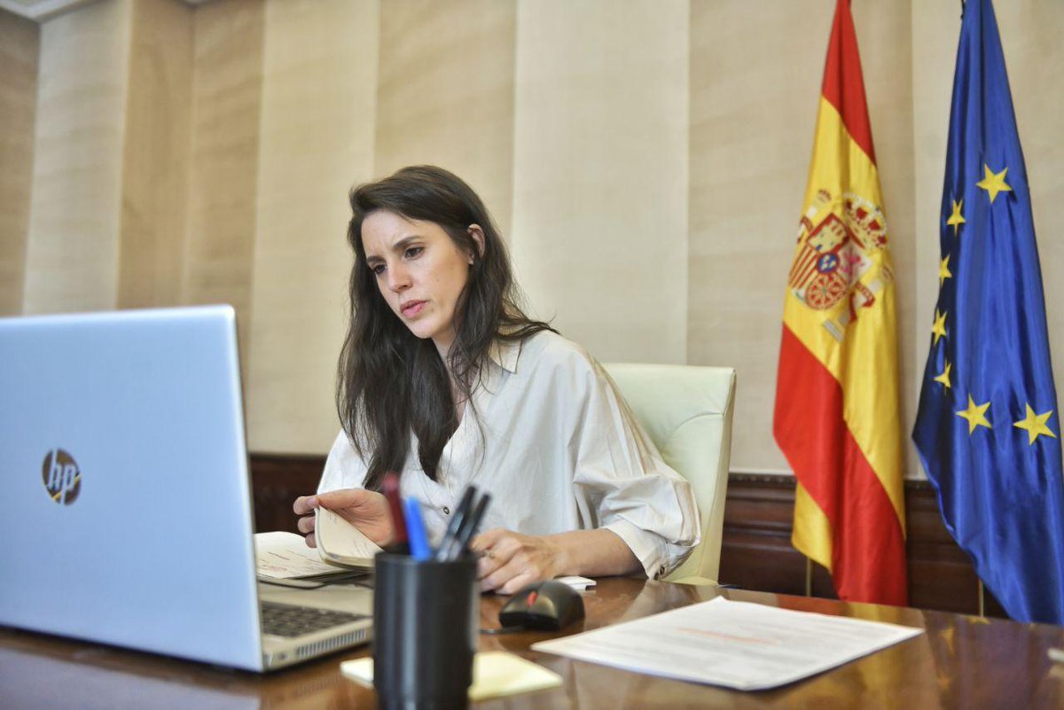 IgualdadGob's tweet photo. 👩🏽‍💻 La ministra @IreneMontero y la ministra @Yolanda_Diaz_ se han reunido hoy con @LasKellysdelFb para conocer de primera mano sus condiciones laborales y abordar las problemáticas a las que se enfrentan cada día: su situación contractual, la externalización o la alta precariedad. https://t.co/U8tEc8HFaK