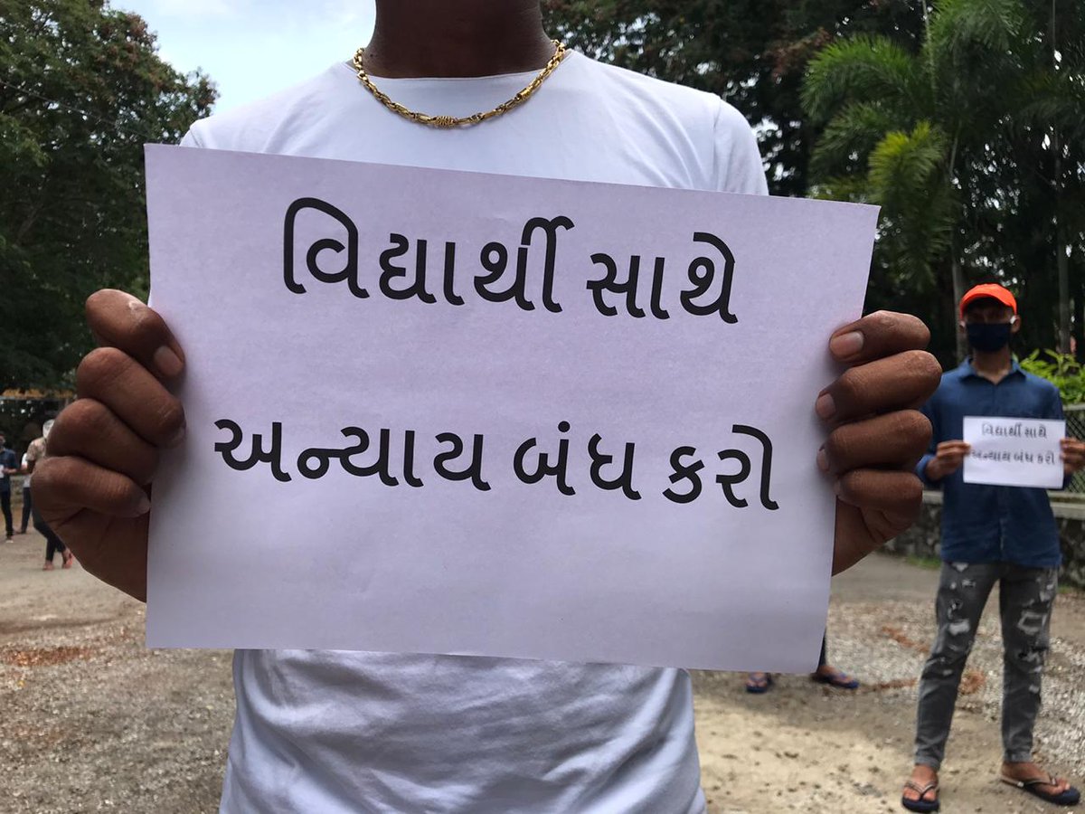ABVPGujarat's tweet photo. વર્તમાન સ્થિતિ ને જોઈ ને ૨૫ જૂન થી #VNSGU ની યોજાનારી પરીક્ષા ને મોકૂફ રાખવા બાબતે માટે અભાવિપ દ્વારા પ્લેકાર્ડ બતાવી વિરોધ કરવા માં આવ્યું....
#ABVPGujarat https://t.co/YIo8W0nCDZ