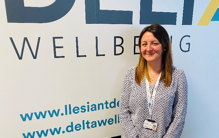 DeltaWellbeing's tweet photo. Fe lwyddodd cleient #Carms #CONNECT cysylltu a’i mab oedd yn yr ysbyty gyda #Covid i'w weld ar ôl i'n SC Louise ddanfon tabled @gds_digital i'w chartref. Mae hi hefyd yn mwynhau gwrando ar alawon Elvis. "Diolch am achub fy mywyd gyda'r Tabled," meddai hi wrthym. @CarmsCouncil https://t.co/C4jFn3nI72