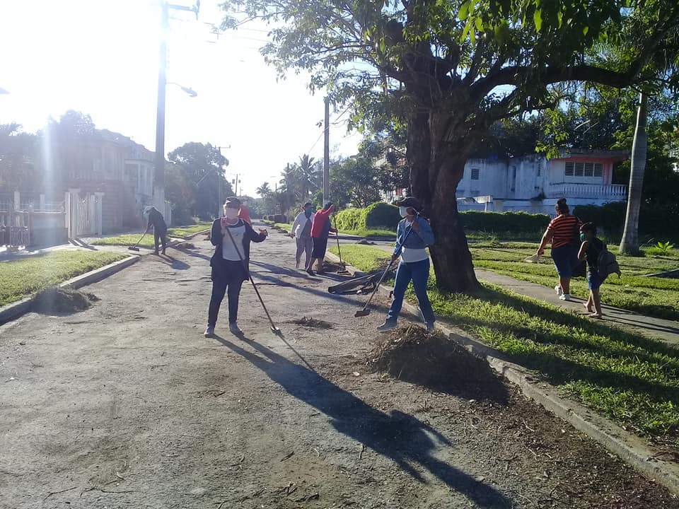 PoderSandino's tweet photo. Desde #Sandino #Cuba #PinardelRío,el colectivo de trabajadores del #PoderPopularSandino, desarrollo un trabajo voluntario en la mañana, saludando los primeros rayos del sol. #SomosCuba 🇨🇺🇨🇺 #SomosContinuidad #CreoEnPinar #CultivandoRevolución. https://t.co/XpvHD1qhVG